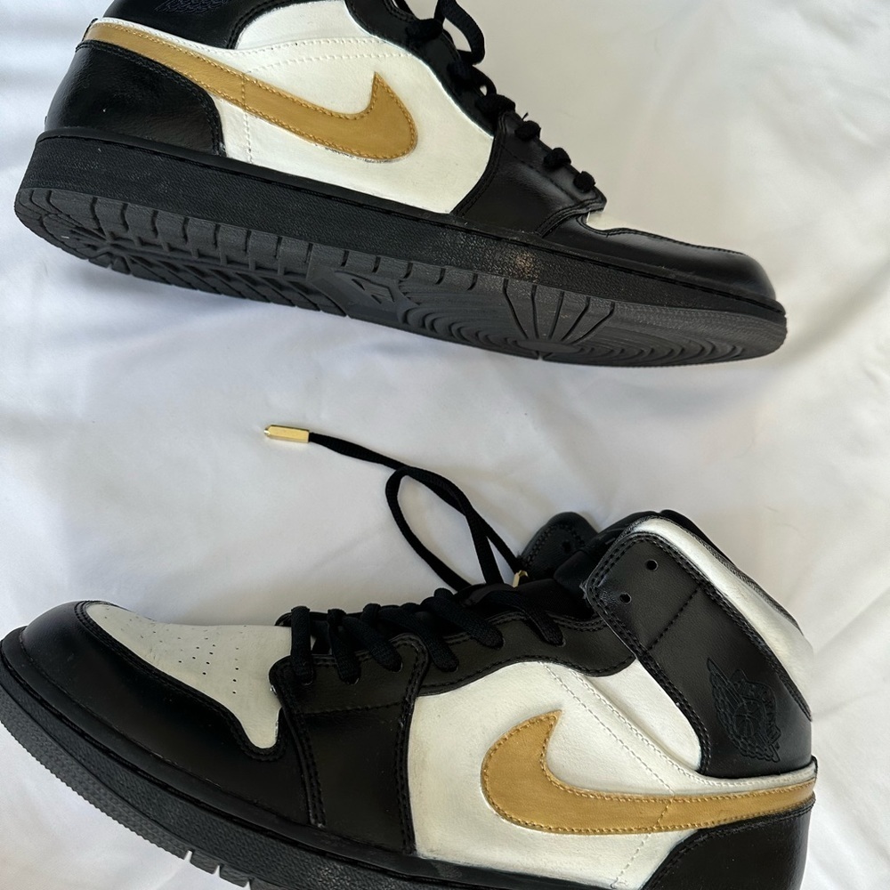 NIKE AIR JORDAN CUSTOM PAINTED MENS SNEAKERS - Picture 2 of 8